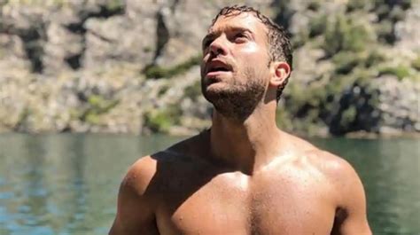 pablo alborn sin camiseta|Pablo Alborán colapsa Instagram con una foto sin。